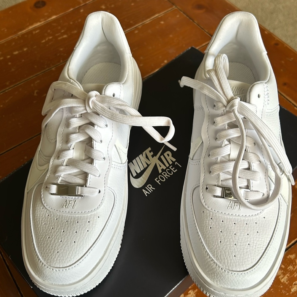Woman’s Nike Air Force 1 AF1 PLT.AF.ORM size 7.5